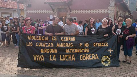 Manifestaci�n en apoyo de los mineros en huelga de hambre y encerrados en el pozo Aurelio, a 200 metros de profundidad.Manifestaci�n en apoyo de los mineros en huelga de hambre y encerrados en el pozo Aurelio, a 200 metros de profundidad