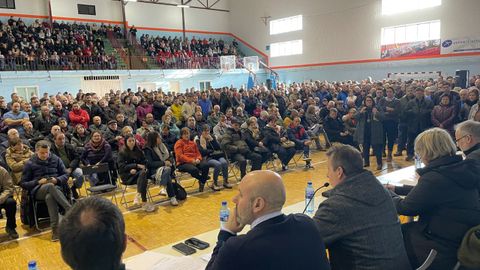 El consejero de Medio Rural y Poltica Agraria, Marcelino Marcos (tercero por la izquierda), situado entre la directora general de Ganadera y Sanidad Agraria, Roco Huerta (a su derecha), y el director general de Planificacin Agraria, Marcos da Rocha (a su izquierda), durante la reunin de esta maana en Tineo.