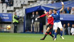 Toche Real Oviedo Mallorca Carlos Tartiere.Toch� lucha un bal�n con un defensa del Mallorca
