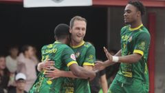 Adilson, Pancho y Rafinha celebran un gol del cuadro xovense.