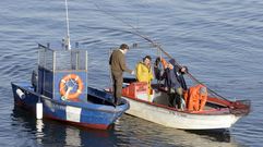 Mariscadores a flote extrayendo almeja en As P�as