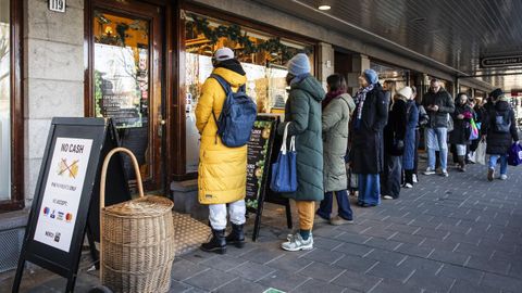 Un grupo de personas espera su turno en una tienda de �msterdam para hacer las �ltimas compras del a�o