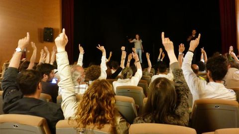 Un momento de la votación en la asamblea contra los toros en Gijón