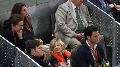 Eugenia Martínez de Irujo junto al humorista Carlos Latre, su hermano Fernando Martínez de Irujo y la periodista Ana García Siñeriz.