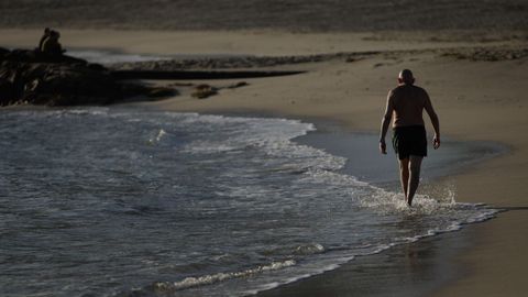 Primeros baos en la playa del Orzn (A Corua) a las 8.00