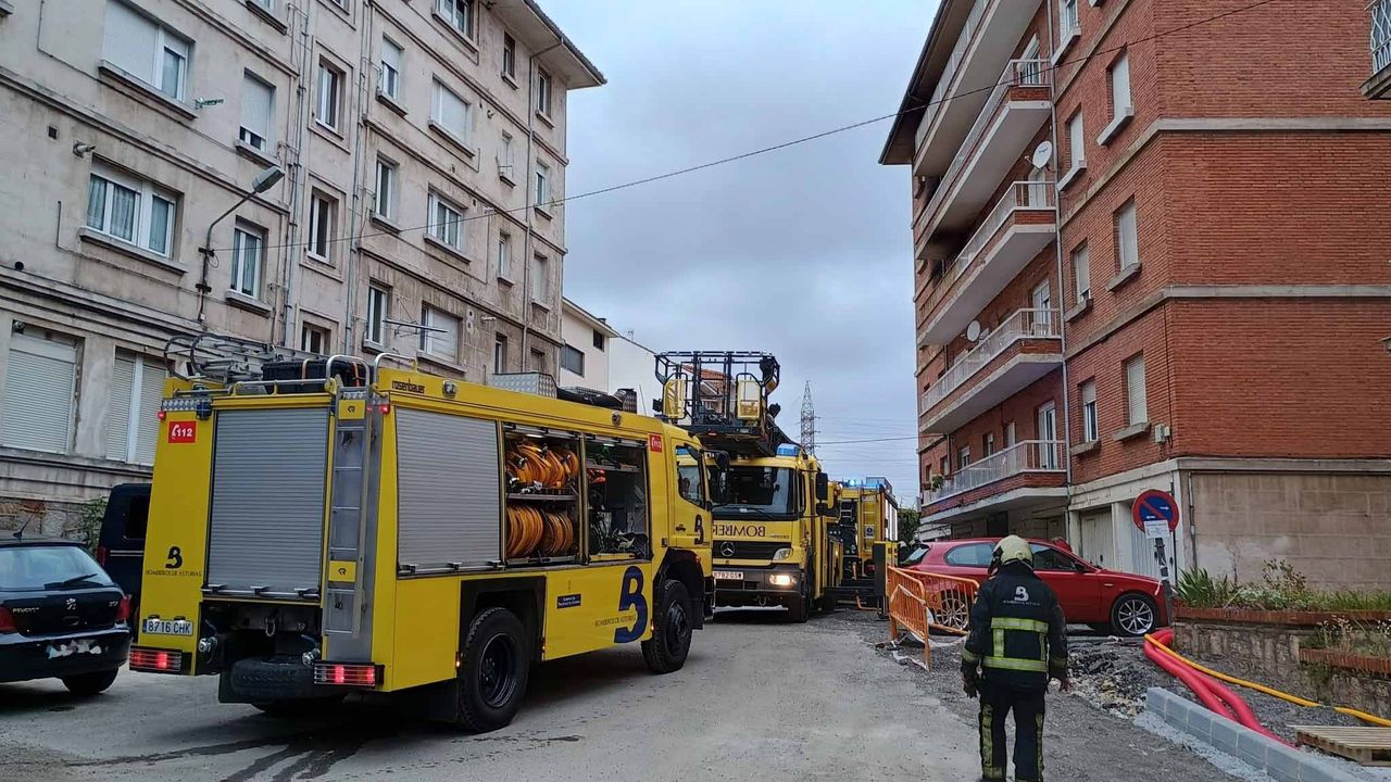 Una mujer herida en el incendio de una vivienda en Avilés