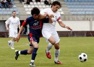 Alami, a la derecha, pugna por un bal�n en un partido de liga en el campo de A Pinguela.