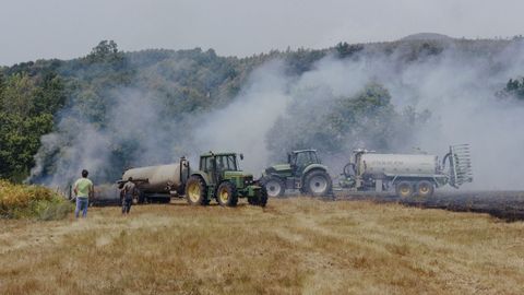 Los ganaderos pusieron sus cisternas a disposición para apagar los fuegos a los que no llegaban los bomberos