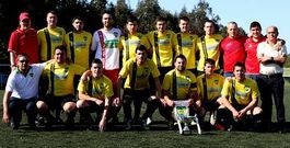 El Ba��as recibi� el trofeo de campe�n de Tercera Divisi�n con motivo del primer encuentro de la Copa da Costa contra el Corme.