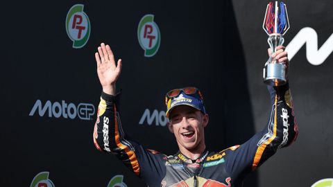 Pedro Acosta levantando el trofeo del segundo puesto en la carrera larga del Gran Premio de Tailandia