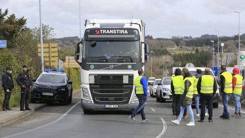 Trabajadores del sector del transporte lucense, en el paro de este lunes.