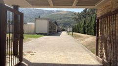 Entrada por el parque de A Cruz al cementerio municipal de O Barco de Valdeorras. 