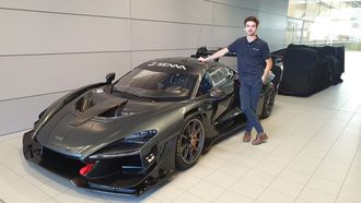 Arnaldo Solórzano junto al McLaren Senna GTR durante unos test de alta temperatura en Dubai