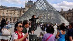 Imagen de archivo de turistas frente al Louvre