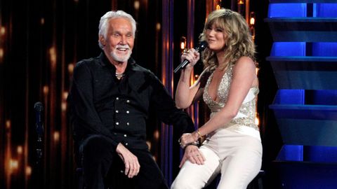 Rogers, en un homenaje que recibi� en el 2013, junto a la cantante Jennifer Nettles