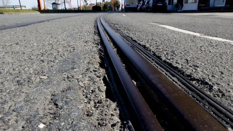 Irregularidades en el asfalto por el paseo mar�timo, en Monte Alto