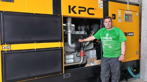 José Manuel, con el potente equipo electrógeno que adquirieron para su explotación ganadera.