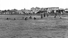 Vigo. Buena parte de las im�genes utilizadas para las postales mostraban monumentos o paisajes, adem�s de vistas urbanas. Pero las hay que tambi�n permiten atisbar c�mo era la vida en Galicia hace un siglo, como este ba�o en un negativo que est� identificado escuetamente como Vigo.