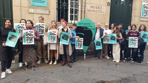Parte de los artirtas participantes en la iniciativa Espazo Abertos, ante el Museo Municipal de Ourense