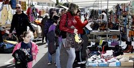 Al mercado de los s�bados de O Valadouro concurren habitualmente varios ambulantes con calzado y zapatillas.