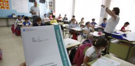 Alumnos de tercero de primaria del CEIP �lvarez Limeses, ayer, realizando la rev�lida. 