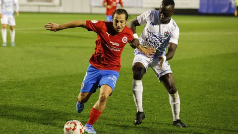 El lateral de la UD Ourense, Varo, en el partido contra el Boiro.