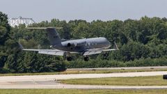 Un avi�n transporta a la misionera que trabajaba en Liberia tratando pacientes con �bola con la organizaci�n Samaritan's Purse, Nancy Writebol, a la Base A�rea de Reserva Dobbins, al noroeste de Atlanta, en Georgia