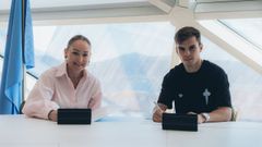 La presidenta del Celta, Mari�n Mouri�o, con Aleix Febas en el momento de firmar el contrato.