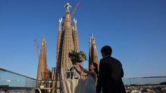 Una pareja japonesa celebrando su boda en una terrraza de Barcelona con vistas a la Sagrada Familia