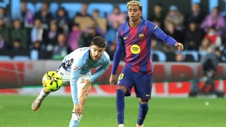 El jugador del Celta Sergio Carreira, con Lamine Yamal, en el partido frente al Barcelona en Bala�dos.