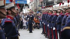Soldados de la Guardia Real en formaci�n en una calle de O Carballi�o, en una visita que este cuerpo hizo a la provincia de Ourense en el 2017