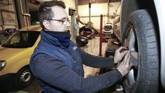 Cambio de neum�ticos de cara al invierno en Talleres Miki S�nchez, en Lugo
