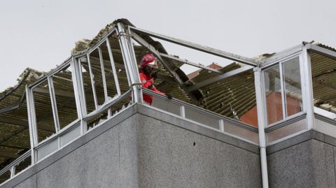 CONSECUENCIAS DEL TEMPORAL ANA
EDIFICIO EN ARTEIXO ENFRENTE DE PESCANOVA  QUE LE CAYO EL TEJADO DE LA FABRICA