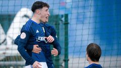 Izan celebra el 1-0 del Vetusta al Polvor�n