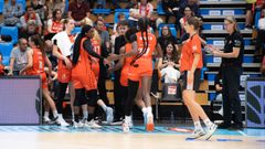 Las jugadoras del Ensino, en un tiempo muerto ante el Estepona