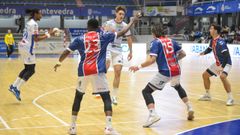 Landim tiene el bal�n en una jugada de ataque en el partido del Cisne frente al Agustinos