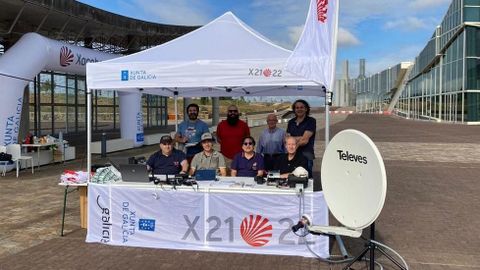 Radioaficionados del Diploma Xacobeo con sus equipos en el Gaiás.