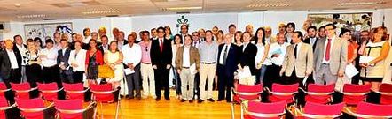 El presidente de la Diputaci�n, en el centro, junto a los alcaldes coru�eses que ayer firmaron el convenio.