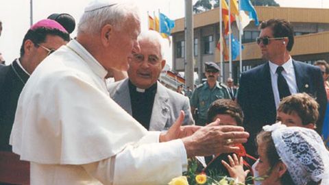 El sacerdote Jos� Manuel �lvarez Iglesias, conocido como Pepe el comunista, junto al Papa Juan Pablo II en su visita a Asturias