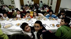 Escolares de Lamas de Abade en el comedor del centro de FP Compostela, en foto de archivo.