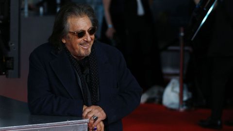 El actor estadounidense Al Pacino bromea con los fot�grafos en la alfombra roja de los Bafta