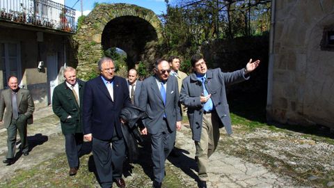 El embajador israel� Herzl Inbar (en el centro, con gafas oscuras) durante su recorrido por el barrio hist�rico de San Vicente do Pino