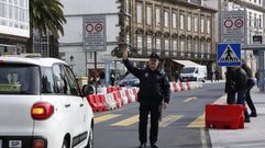 Un agente del 092 manda parar a un coche en la Marina
