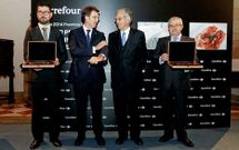 El director de Feiraco (derecha) recogi� el premio del presidente de Carrefour (a su lado). 