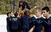 Fran Fandi�o es manteado por sus compa�eros en el campo de Pr�ncipe Felipe.