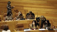 Diputadas del PP, esta ma�ana en el Parlamento de Galicia, ataviadas en solidaridad con Elena Candia (primera desde la derecha)