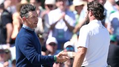 McIlroy saluda a Cameron Young al terminar su ronda en Augusta.