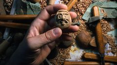 Piezas art�sticas talladas en semillas de aguacate