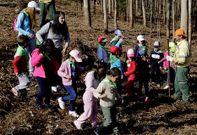 Los escolares, con el capataz de la comunidad de montes y sus profesoras .