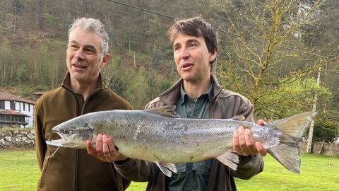 El campanu de Asturias 2022, en manos del pescador Carlos Álvarez, junto a Celestino Pérez